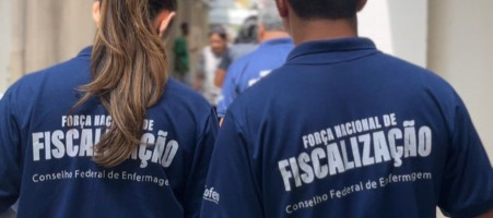 Duas pessoas da área de fiscalização dos Conselhos Regionais de Enfermagem
