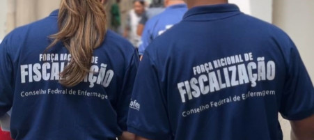 Duas pessoas da área de fiscalização dos Conselhos Regionais de Enfermagem