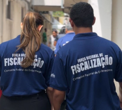 Duas pessoas da área de fiscalização dos Conselhos Regionais de Enfermagem