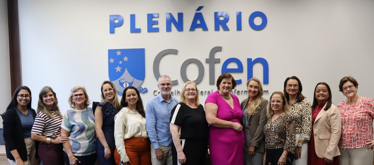 Comitê selo da qualidade em foto no plenário do Cofen