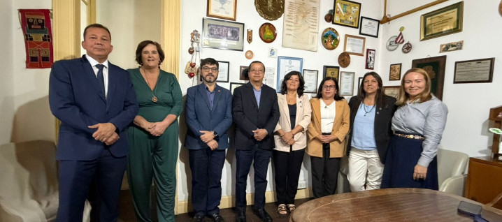 Homens e mulheres em pé pousando para foto