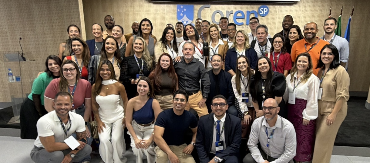 Várias pessoas pousando para foto