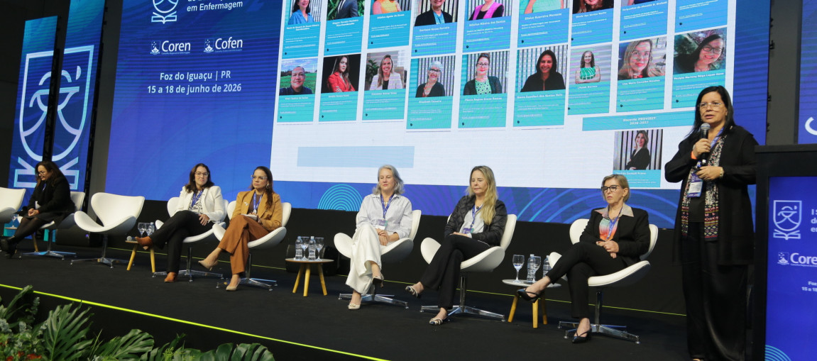 Um grupo de pessoas em uma palco, apresentando palestras