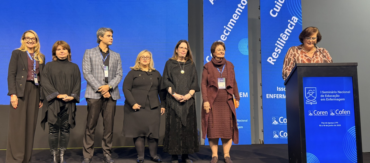 Grupo de pessoas em uma palco