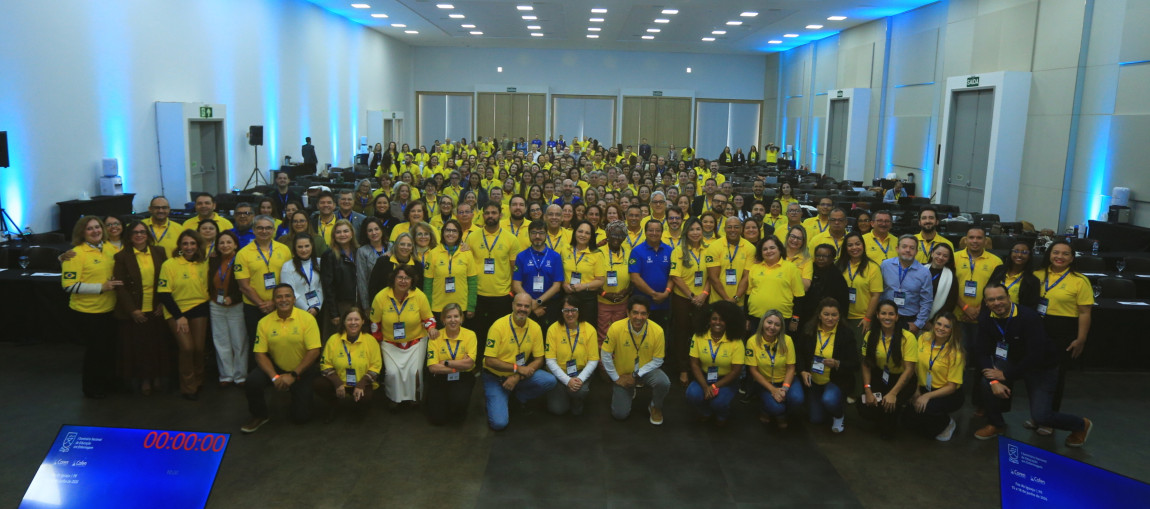 um grupo de pessoas posando para foto