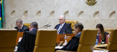 Pessoas reunidas em uma sessão no STF