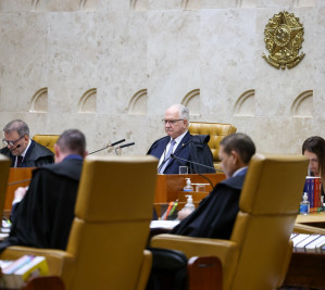 Pessoas reunidas em uma sessão no STF