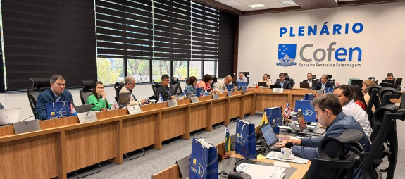 Pessoas sentadas em um plenário