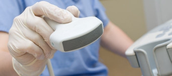 Profissional da saúde na ultrassonografia point-of-care POCUS
