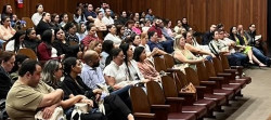 Pessoas sentadas em um auditório