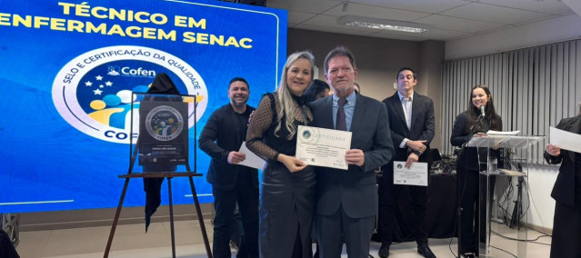 Duas pessoas segurando uma placa que foi entregue ao Senac São Borja