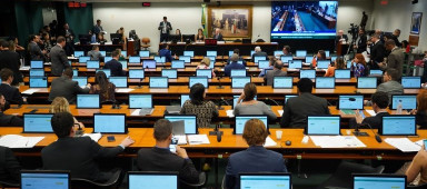 Pessoas sentadas em um plenário da Câmara dos Deputados acompanhando uma sessão da comissão