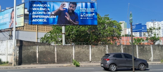 Foto de outdoor nas ruas da Bahia com a propaganda de uma campanha de combate à violência na saúde