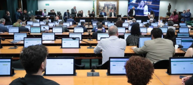 Pessoas sentadas em uma sala de reunião de comissão