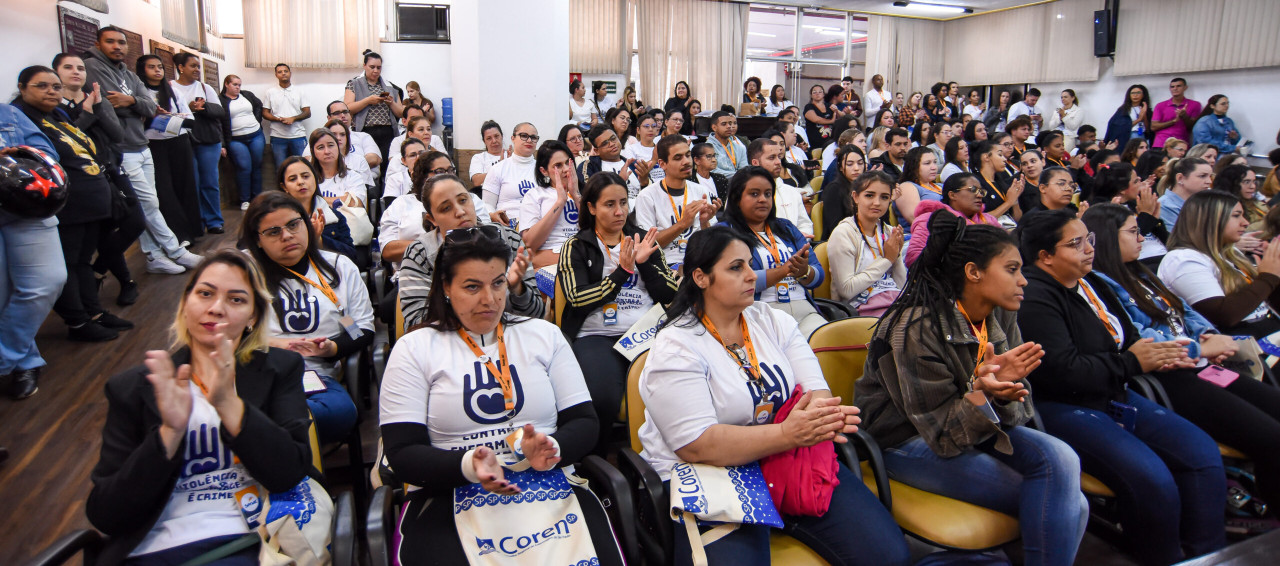 Pessoas sentadas em um auditório