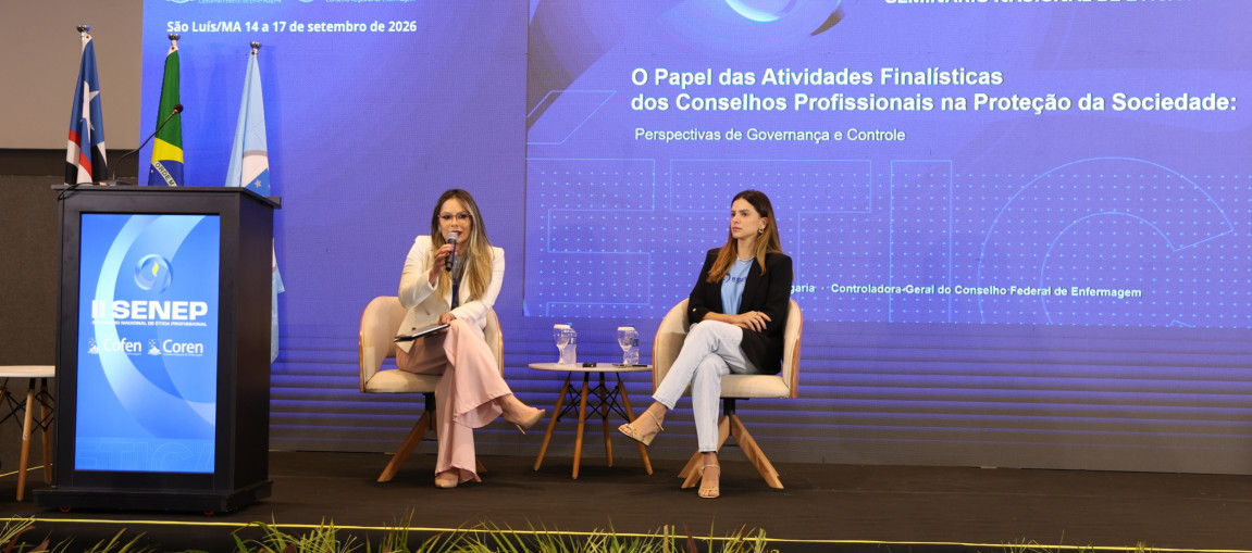 Um mulher falando ao microfone